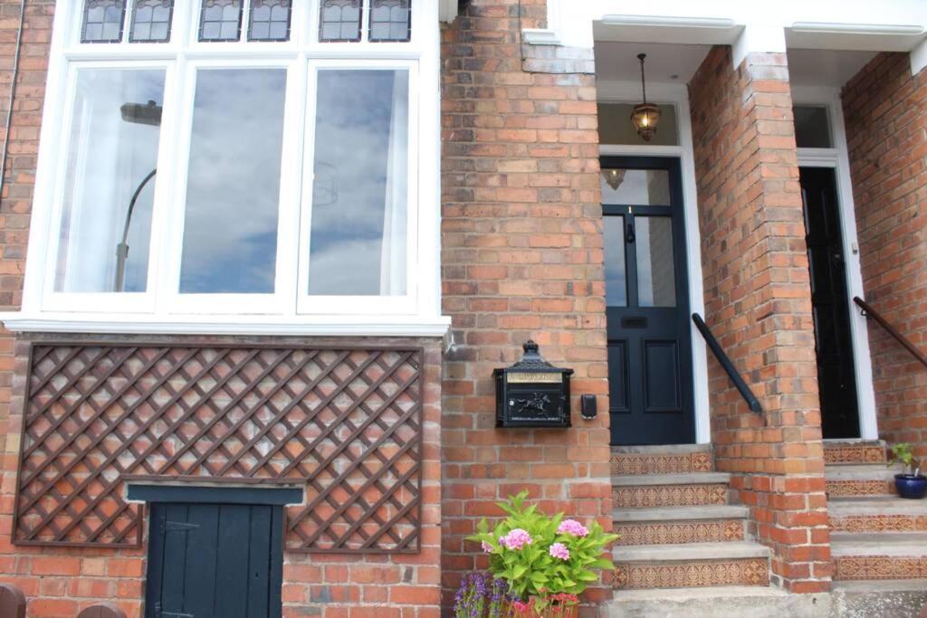 Luxury Townhouse In Town Centre, Views, River Walk, Free Parking Шрусбери Экстерьер фото
