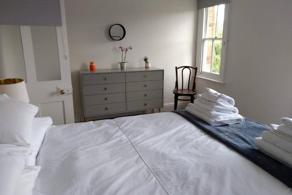 Luxury Townhouse In Town Centre, Views, River Walk, Free Parking Шрусбери Экстерьер фото