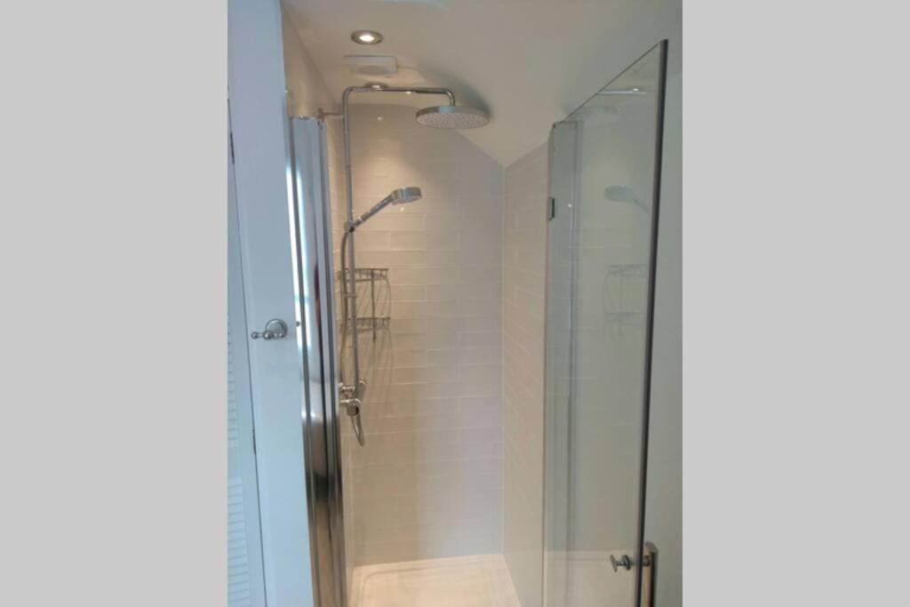 Luxury Townhouse In Town Centre, Views, River Walk, Free Parking Шрусбери Экстерьер фото